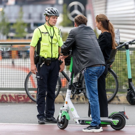 Ein E-Scooter-Fahrer wird von der Polizein angehalten