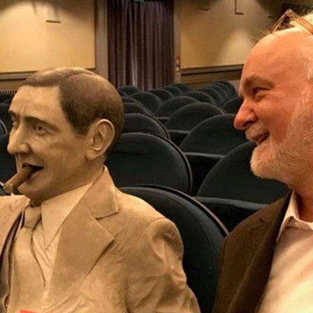 Der Filmwissenschaftler Jörg Schweinitz im Berliner Kino BABYLON neben der Puppe von Ernst Lubitsch