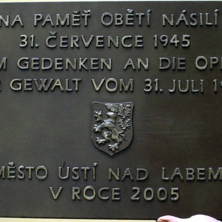 Die Bronze-Tafel in Usti nad Labem erinnert an eines der schlimmsten Nachkriegsmasakker