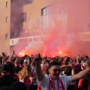 Unions Spieler und Fans feiern vor dem Stadion-Eingang den Sieg. (Quelle: Picture Alliance)