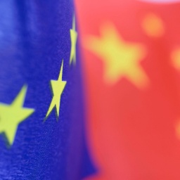 Die europäische und die chinesische Flagge wehen gemeinsam.