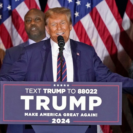 Donald Trump, Bewerber um die Präsidentschaftskandidatur der Republikaner und ehemaliger Präsident der USA, spricht auf einer Vorwahl-Party.