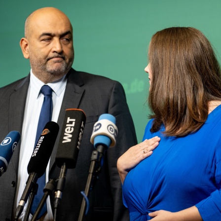 Grünen-Parteivorsitzende Ricarda Lang (r) und Omid Nouripour mit resigniertem Gesicht bei einer Pressekonferenz in der Bundesgeschäftsstelle Bündnis 90/Die Grünen