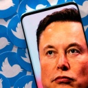 Elon Musk, der Gründer von SpaceX und Tesla, im Porträt auf einem Handy, im Hintergrund viele Twitter-Symbole 
