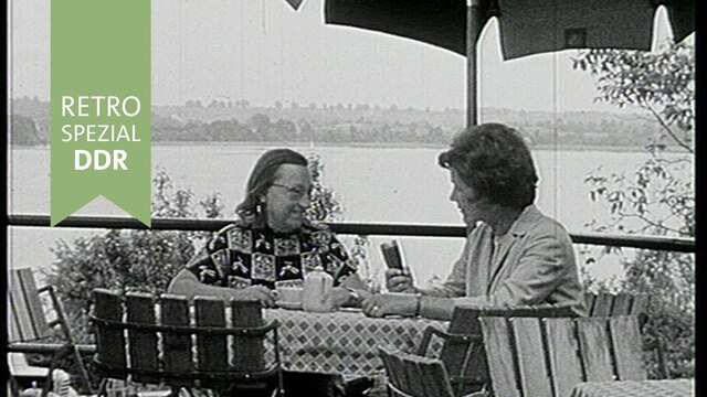 Reporterin mit  Margarete Neumann im Café