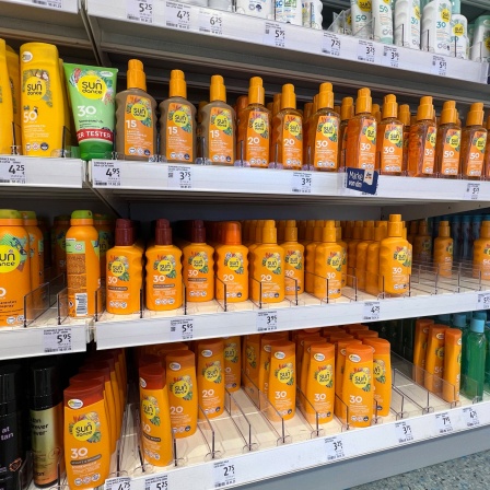 Volle Regale mit Sonnenschutzmittel
