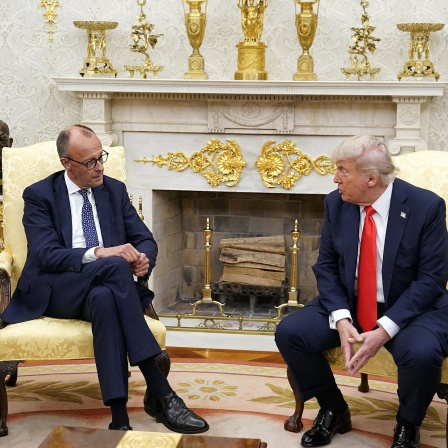 US-Präsident Donald J. Trump begrüßt Bundeskanzler Friedrich Merz im Oval Office des Weißen Hauses in Washington, DC