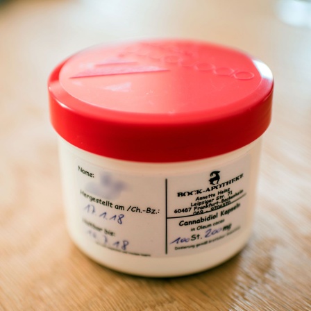 Eine Dose mit einem Cannabis-Medikament steht auf dem Tisch (Bild: picture alliance/dpa/Andreas Arnold)