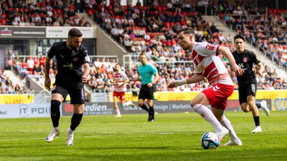 Sportschau - Regensburg Gewinnt Gegen Halle Und Springt An Tabellenspitze