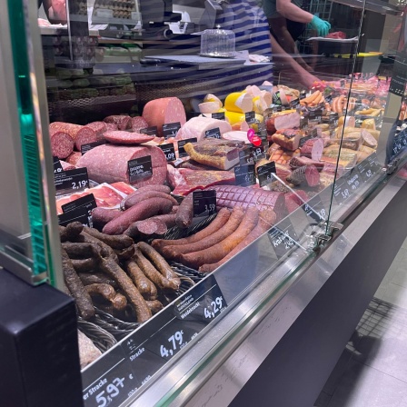 Wursttheke in einem Supermarkt von Bio Company in Berlin (Bild: Tabea Schoser/rbb) 