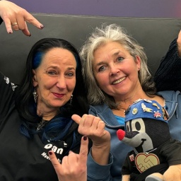 Fluthelferinnen Elke und Daniela mit Heke Knispel auf der Couch im WDR 4 Studio. 