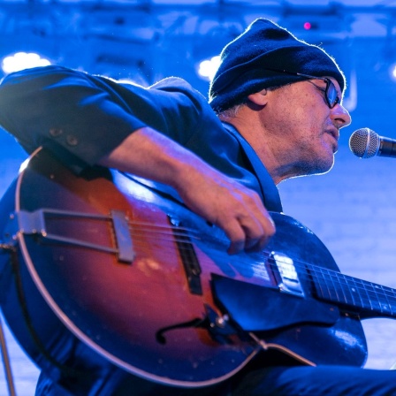 Marc Ribot spielt bei einem Konzert Gitarre