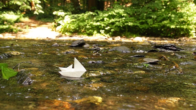 Papier-Boot im Wasser