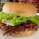Ein Burger mit einem selbst gemachten Patty aus Kidneybohnen.
