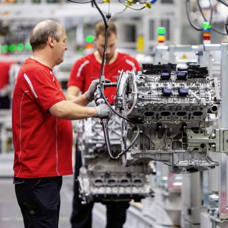 Porsche-Mitarbeiter in der Halle für Motorenproduktion im Stuttgarter Werk.