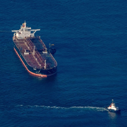 Manövrierunfähiger Tanker „Eventin“ liegt zwischen Binz und Sassnitz auf der Reede Sassnitz. 