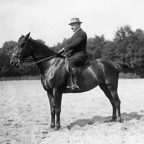 Der Illustrator Fritz Koch-Gotha auf einem Pferd