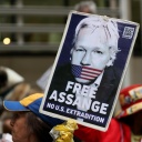 Ein Demonstrant hält ein Schild mit der Forderung "Free Assange - No Extradiction" hoch.