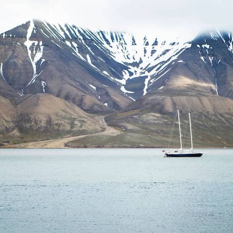 Segelschiff vor den Spitzbergen Islands