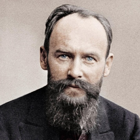 Christian Morgenstern blickt ernst in die Kamera