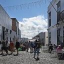 Touristen in den Gassen von Tequise, Lanzarote. 