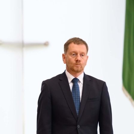Michael Kretschmer (CDU), Ministerpräsident von Sachsen, steht vor Beginn der letzten Sitzung des sächsischen Landtages in der zu Ende gehenden Legislaturperiode im Plenarsaal.