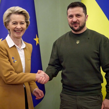 Der Präsident der Ukraine, Wolodymyr Selenskyj und die Präsidentin der EU-Kommission, Ursula von der Leyen, geben sich vor dem EU-Ukraine-Gipfel die Hand.