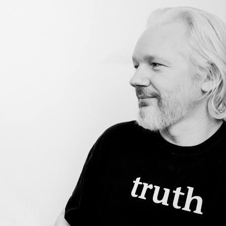 Julian Assage bei einem Treffen mit Theaterregisseurin Angela Richter und Julian Assange