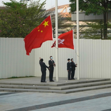 Mitarbeiter nehmen die chinesische und die Hongkonger Fahne am Legislativrat von Hongkong vom Fahnenmast.