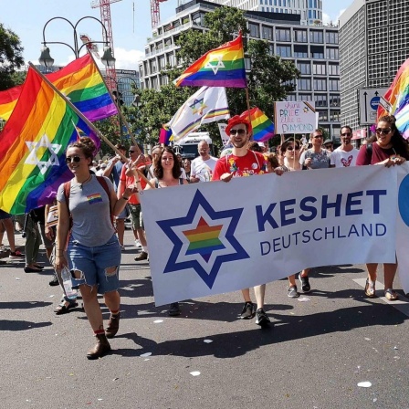 Demonstranten mit einem Keshet-Banner während der Christopher Street Day Parade 2019 in Berlin.