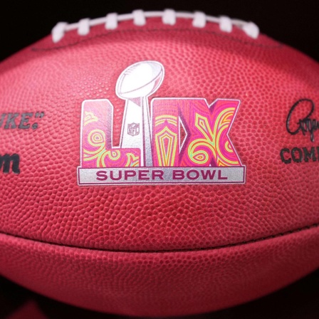 Ein Football mit Beschriftung für den LIX. Super Bowl