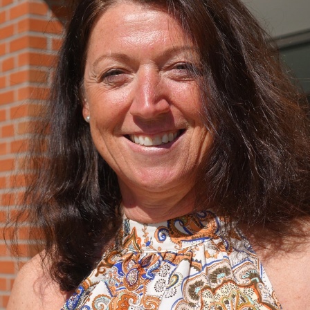 Bettina Schäfer, Scharbeutzer Bürgermeisterin, vor dem Bürgeramt
