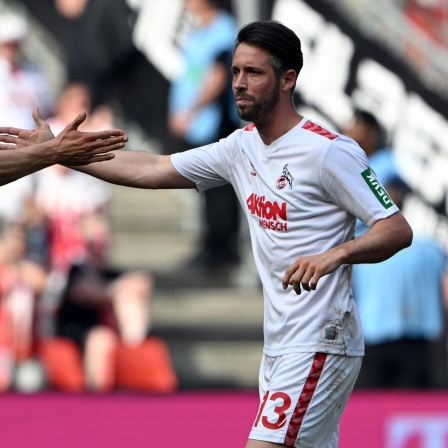 Timo Hübers und Mark Uth vom 1. FC Köln klatschen zum 2:2 gegen den 1. FC Union Berlin ab