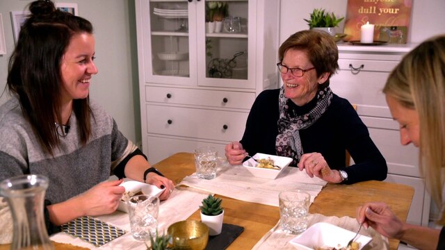 Enkelin Svenja und ihre Oma Ursula in der Sendung &#034;Oma kocht am besten&#034;
