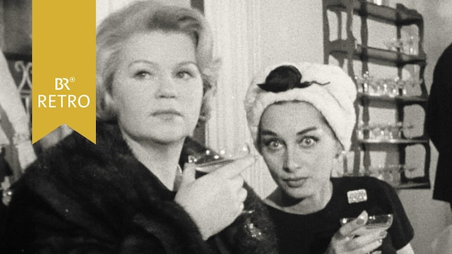 Zwei Damen in Pelz mit Cocktails in der Hand staunen über die neuen Kreationen der Modeschöpferin Sinaida Rudiowa. | Bild: BR Archiv