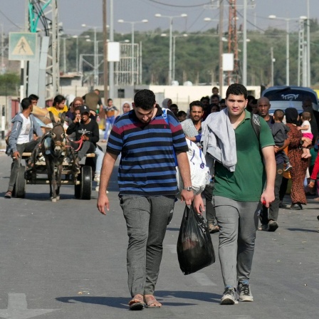 Palästinenser fliehen aus dem südlichen Gazastreifen auf der Salah al-Din Straße in Bureij.