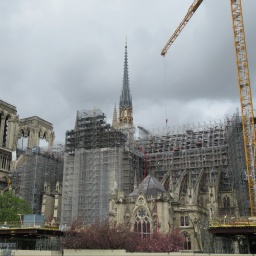 Ein Kran steht neben Notre-Dame rund fünf Jahre nach dem Großbrand, der das Gotteshaus am 15. April und 16 April 2019 zum Teil zerstörte.
