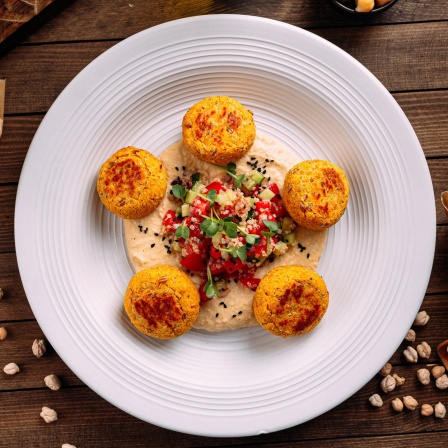 Portion of vegetarian falafels with hummus Symbolfoto