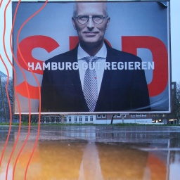 Ein Wahlplakat zeigt bei Regen Peter Tschentscher von der SPD. 
