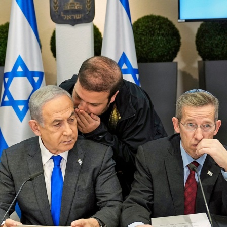 Der Premierminister von Israel, Benjamin Netanjahu (Mitte), leitet eine Kabinettssitzung in der Kirya, dem Sitz des israelischen Verteidigungsministeriums in Tel Aviv.