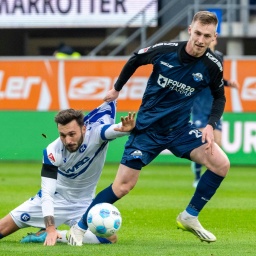 Karlsruhes Fabian Schleusener (l.) und Paderborns Tjark Scheller kämpfen um den Ball