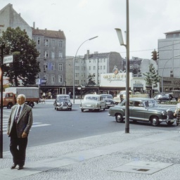 Menschen auf der Straße in Berlin 50er Jahre
