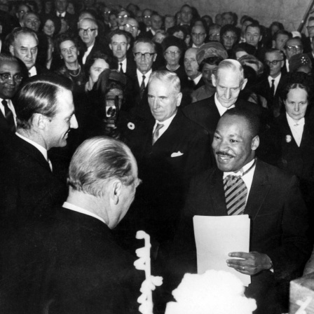König Olav V und Kronprinz Harald gratulieren Martin Luther King zum Friedensnobelpreis am 11. Dezember 1964 in Oslo