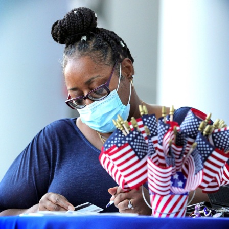 Die schwarze US-Amerikanierin Francina Fountain registriert sich im September 2020, um während der Veranstaltung des National Voter Registration Day, die von Orlando Magic veranstaltet wird, in Orlando, Florida, abzustimmen
