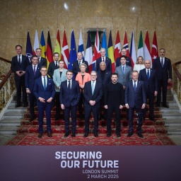 Gruppenbild der europäischen Regierungschefs mit NATO-Generalsekretär Mark Rutte und dem ukrainischen Präsidenten Wolodimir Selenskij beim Londoner Sicherheits-Gipfel am 3. März 2025