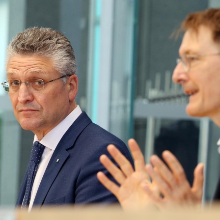 Lothar Wieler (l), Chef des RKI (Robert Koch-Institut), und Karl Lauterbach (SPD), Bundesgesundheitsminister, äussern sich im Haus der Bundespressekonferenz zum aktuellen Infektionsgeschehen und nehmen zum RKI-Wochenbericht Stellung.