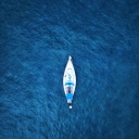Jähnicke entdeckt eine Yacht, die verlassen auf dem Meer treibt. An Deck: Ein Toter. Zu sehen: Ein Boot auf offener blauer See.