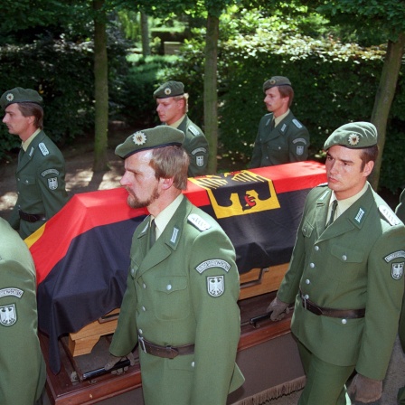 Beamte des Bundesgrenzschutzes tragen den Sarg ihres erschossenen GSG-9 Kollegen zur letzten Ruhe