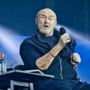 Phil Collins sitzend auf der Bühne im Berliner Olympiastadion 2019