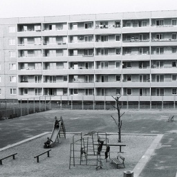 Spielplatz inmitten von Neubauten in der Joseph-Orlopp-Straße, Ost-Berlin Stadtbezirk Lichtenberg, DDR.